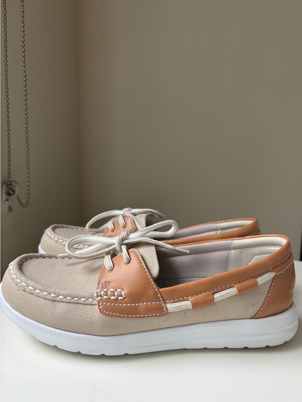 Clarks Cloudsteppers tan and beige slip-on boat shoes, size 7M